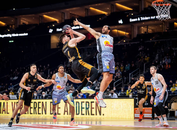 动摇的霸主 动摇的霸主