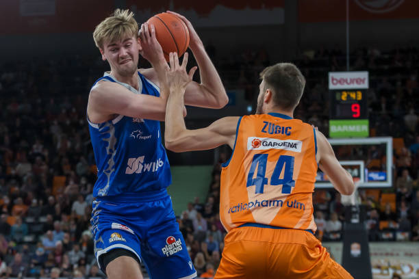 辽宁铁人新援年龄都太老?李金羽反驳:我看球员都是看他的能力.