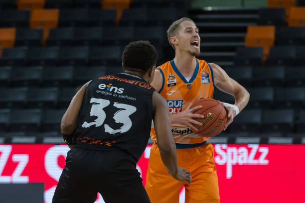 [CBA]篮球赛艇跨界互动 郭艾伦帅气胯下运球放大招.