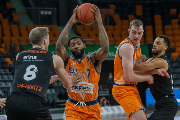 [CBA]篮球赛艇跨界互动 郭艾伦帅气胯下运球放大招.